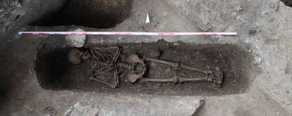 Cuerpo encontrado esta semana en Hoping Dao (Taiw&aacute;n), en una imagen cedida por el equipo arqueol&oacute;gico.