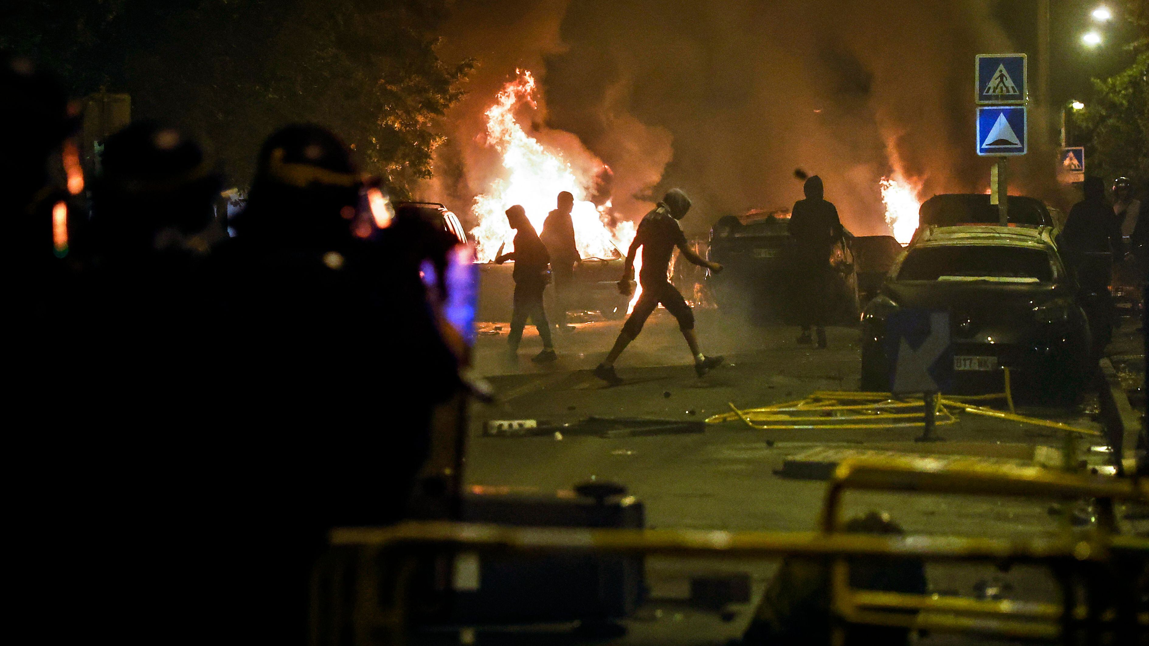 Un grupo de jóvenes se enfrentaba a los antidisturbios franceses, durante la noche de este miércoles en Nanterre.