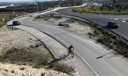 Estado del carril bici en el límite entre Perales y Madrid dirección al Parque Lineal del Manzanares.