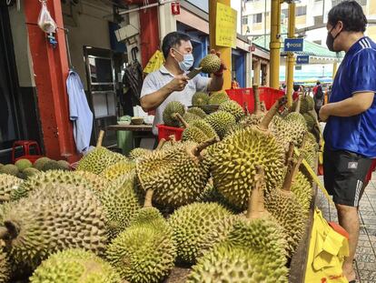 Un vendedor de durián en una calle peatonal de Singapur. 