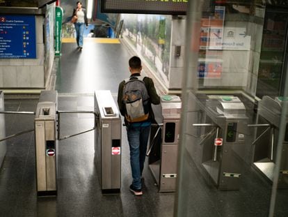 17 Ottobre 2023, Madrid , Spagna
cronaca
La Metro de Madrid compie oggi 104 anni
foto Kasperkiewicz Renata/LaPresse

Metro de Madrid is 104 years old today: the fourth longest underground line in Europe. 12 lines, 295 kilometres, 302 stations and 2.2 million passengers a day. The metro is a place where everyday stories converge: people rushing to get to work, friends meeting in the centre of Madrid and tourists exploring the city. Musicians liven up the carriages, and readers immerse themselves in books as they travel. The Madrid Metro is a fascinating corner that weaves the stories of the city into its tunnels. The Madrid Metro, a real driving force in the life of Madrid. Its trains run through the city like vital arteries, taking the people of Madrid to their daily destinations. From working mornings to fun nights out in the city centre, the metro is a constant ally. But it is not only the heartbeat of the city, it is also a moving canvas for tourists discovering Madrid's treasures. Its electric carriages are the echo of ecological commitment, a sustainable journey par excellence. On these journeys, books are opened, news is read and messages are exchanged on mobile phones. And, from time to time, a street musician plays tunes that make the journey even more special. The Madrid Metro, where dreams and routine meet in a magical journey.El Metro de Madrid cumple hoy 104 años: la cuarta línea de suburbano con mayor extensión de Europa.12 líneas, 295 kilómetros, 302 estaciones y 2,2 millones de viajeros diarios. El metro es un lugar donde convergen historias cotidianas: personas corriendo para llegar al trabajo, amigos que se reúnen en el centro de Madrid y turistas que exploran la ciudad. Músicos amenizan los vagones, y lectores se sumergen en libros mientras viajan. El Metro de Madrid es un rincón fascinante que teje las historias de la ciudad en sus túneles.El Metro de Madrid, un verdadero motor de la vida madrileña. Sus trenes recorren la ciudad como art