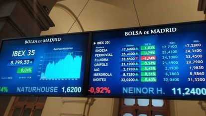Varias pantallas muestran la evolución del Ibex 35, este viernes al cierre de la Bolsa de Madrid.
