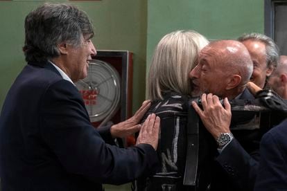 Agustín Díaz Yanes y Arturo Pérez-Reverte saludan a Elide Pittarello durante el homenaje a Javier Marías.