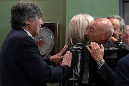 Agustín Díaz Yanes y Arturo Pérez-Reverte saludan a Elide Pittarello durante el homenaje a Javier Marías.