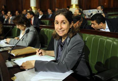 Maya Jribi, la secretaria general del partído PDP sentada en su escaño del Parlamento tunecino en 2011