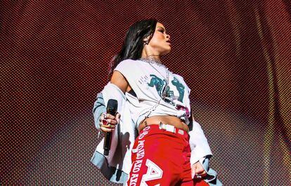 Rihanna, recién fichada como directora creativa de Puma, durante una actuación en Indianápolis, luciendo un estilismo cortesía de la casa alemana.