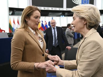 La presidenta del Parlamento Europeo, Roberta Metsola (izquierda), recibe a la jefa de la Comisión, Ursula von der Leyen, el 14 de diciembre en Estrasburgo.