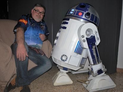 José Antonio Caraballo Ordoñez con su R2-D2 en su casa en Barcelona.