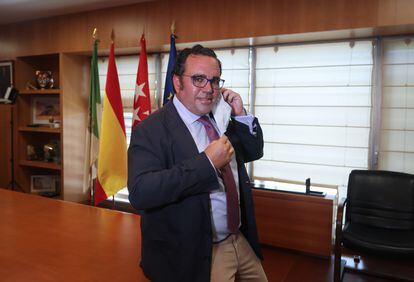 Javier Úbeda, alcalde de Boadilla del Monte, en su despacho durante la entrevista.