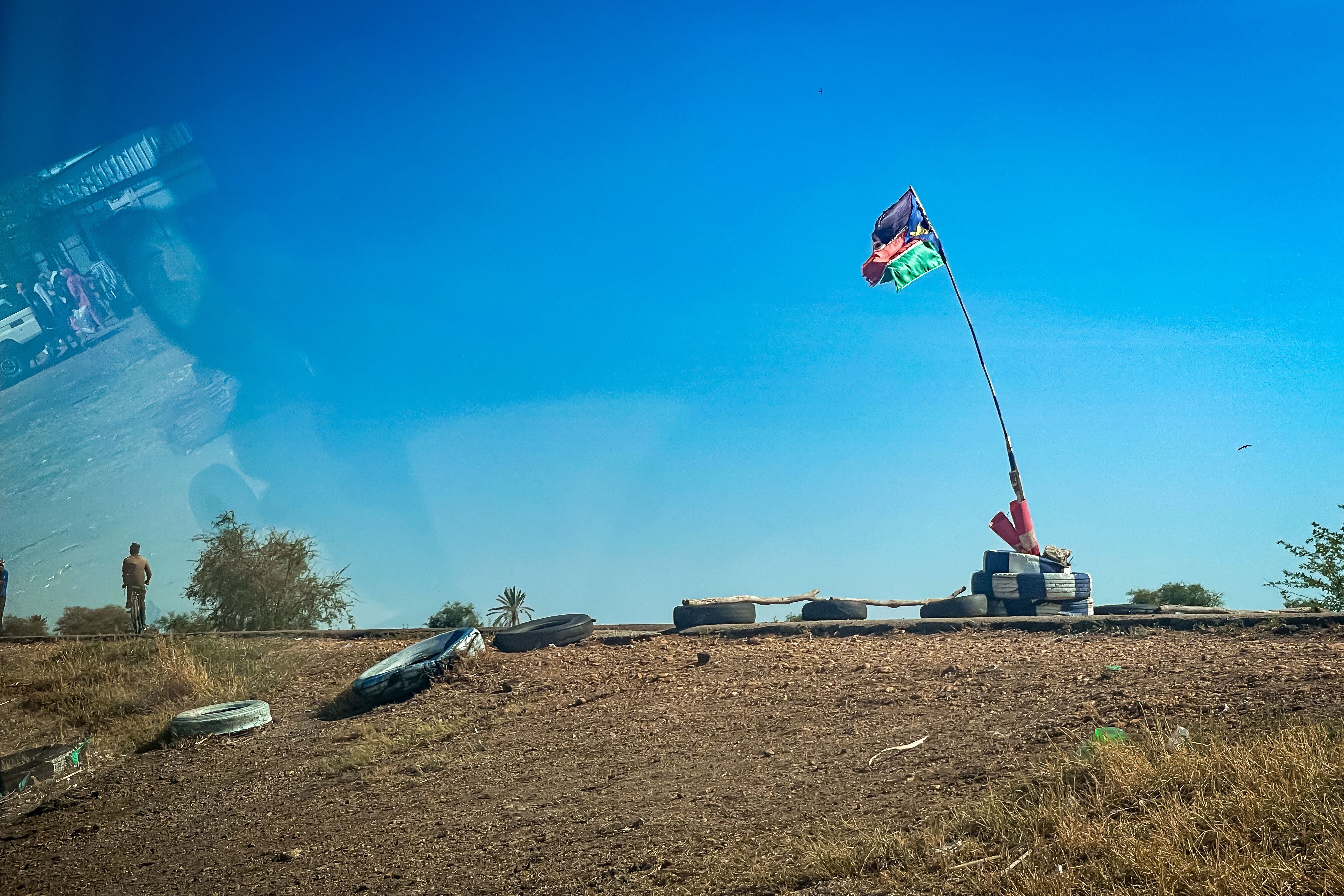 En el paso fronterizo de Joda, entre Sudán y Sudán del Sur, la bandera sursudanesa marca la linde entre los dos países.