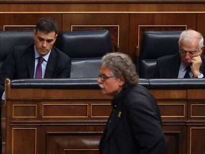 Joan Tardà pasa ante Pedro Sánchez y el ministro de Exteriores, Josep Borrell, durante el pleno.