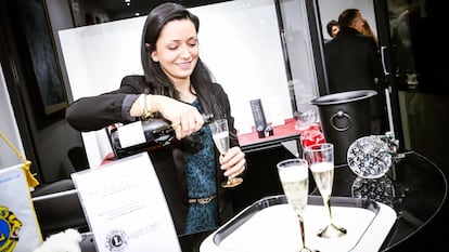 La supuesta diseñadora de joyas que decía llamarse María Adela Kuhfeldt Rivera, durante uno de los eventos sociales que organizaba en Nápoles (Italia), en una imagen sin datar.