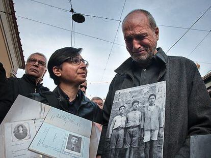 El padre de Irag Vardjavedian nació en Maras (sur de Turquía), pero fue deportado en 1915. Vardjavedian reside hoy en Estados Unidos y posa con un retrato de su padre y sus tíos tomado en un orfanato libanés en 1920.