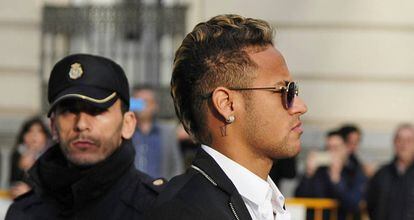 Neymar, a la sortida dels jutjats el febrer del 2016.