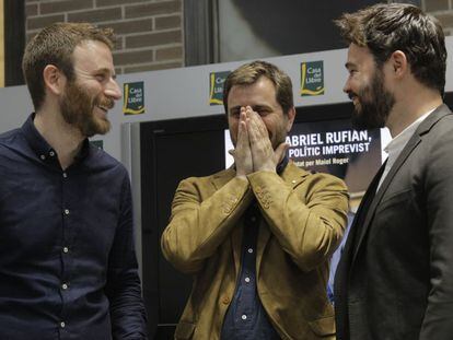 Gabriel Rufi&aacute;n (d), Toni Com&iacute;n (c) y Maiol Roger (i), en la presentaci&oacute;n de un libro en Barcelona.