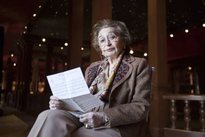 Isabel Penagos con una de las cartas que le envi&oacute; Manuel Mujica Lainez, en el Teatro Real.