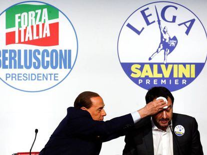 El líder de Forza Italia, Silvio Berlusconi (izq.) con el líder de la Liga Norte, Matteo Salvini (der.) en Roma (Italia) este jueves 1 de marzo.