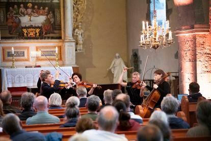 Final del ‘Quinteto op. 111’, de Brahms, con la violista Tabea Zimmermann (en el centro) y la chelista Julia Hagen (a la derecha), el pasado sábado en la iglesia de Rosendal.