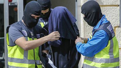 Agentes de la Policía Nacional trasladan a un detenido por terrorismo yihadista, en septiembre de 2019.