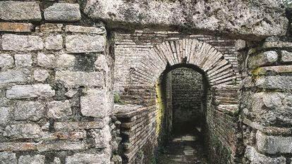 Un arco de medio punto en las ruinas romanas de la Villa de Horacio en Licenza, en la región italiana del Lacio.