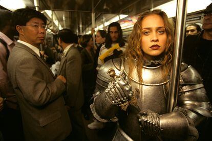 Fiona Apple, en 1997, fotografiada con armadura en el metro de Nueva York.