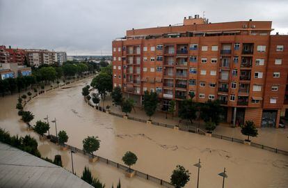 Una calle anegada tras el desbordamiento del río Segura a su paso por la ciudad de Orihuela (Alicante), el viernes.