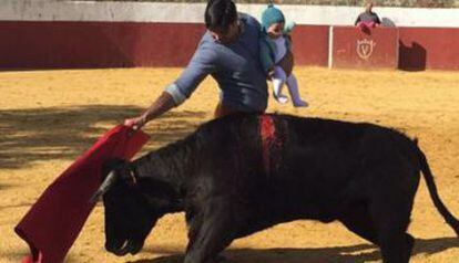 Francisco Rivera Ordóñez compartió una imagen de él con su padre y más tarde una de él junto a su hija.