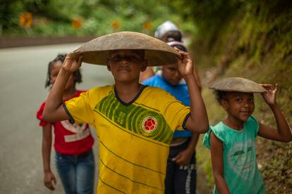 Los más chicos de la familia Hurtado Rodríguez, una numerosa familia de mineros en la comunidad de Cisneros, Valle del Cauca, acompañan a sus mayores a trabajar, diariamente, con el objetivo de aprender el oficio.
