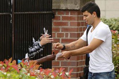 Agüero firma autógrafos tras pasar el reconocimiento médico con el Manchester City.