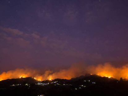 Llamas y humo del incendio vistos desde Moya (Gran Canaria).
