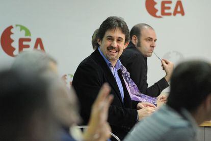 Pello Urizar, sonriente, ante una asamblea de EA en Vitoria.