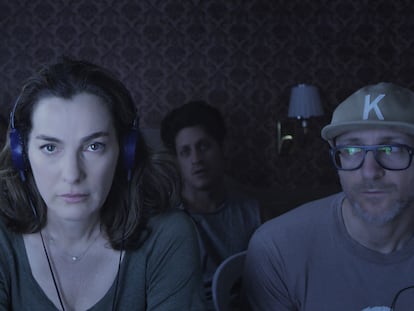 Ayelet Zurer (en el centro), protagonista de 'Perdiendo a Alice', en una imagen de la serie de Apple TV.