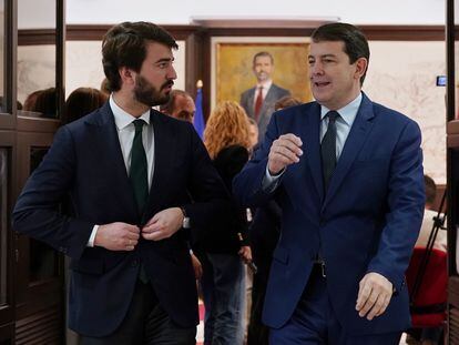 El vicepresidente de la Junta, Juan García-Gallardo y el presidente de la Junta de Castilla y León, Alfonso Fernández Mañueco en la sede de Las Cortes, en Valladolid