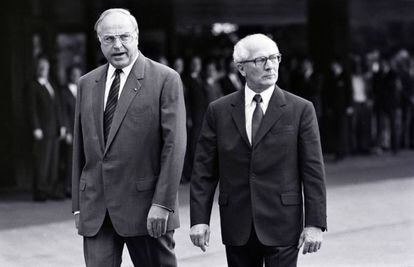 Los líderes de las dos alemanias, Helmut Kohl y Erich Honecker, en 1987, en la primera visita que realizaba un máximo dirigente de Alemania Orienta¡ a la capital federal desde la existencia de dos Estados alemanes.