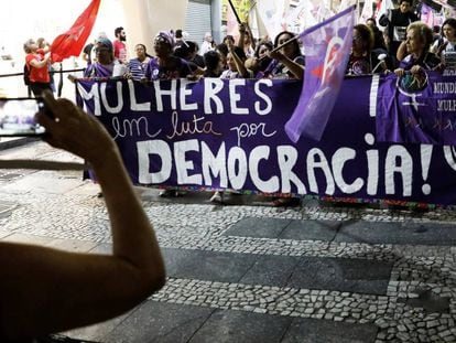 Un grupo de mujeres se manifiesta contra Bolsonaro este miércoles. 