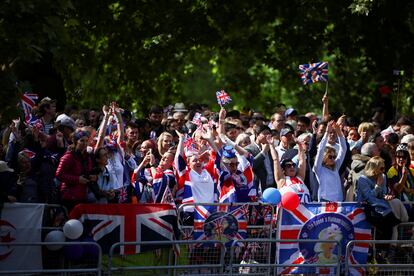 Simpatizantes de la familia real británica con banderas de la 'Union Jack' en The Mall, en Londres. Isabel II es la primera soberana británica en conmemorar tantos años de reinado y, de hecho, es la segunda en la historia en permanecer más tiempo reinando. Solo la supera el rey francés Luis XIV, que llegó a estar 72 años en el trono.