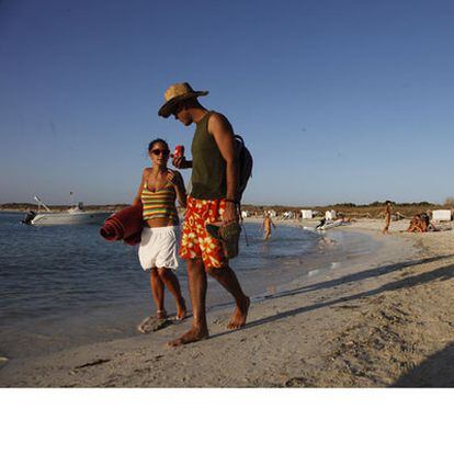 Paseantes en  la playa de Ses Illetes, al norte de Formentera