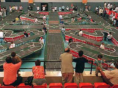 Vista panorámica de las pistas de <i>scalextric </i>montadas este fin de semana en el polideportivo de La Canaleja de Alcorcón.