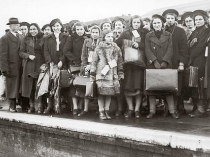 Niños y adolescentes judíos llegan a Inglaterra desde Viena hacia 1938.