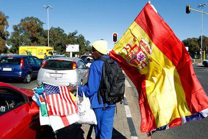 Un hombre vende banderas de los países participantes  en las calles de Johanesburgo.