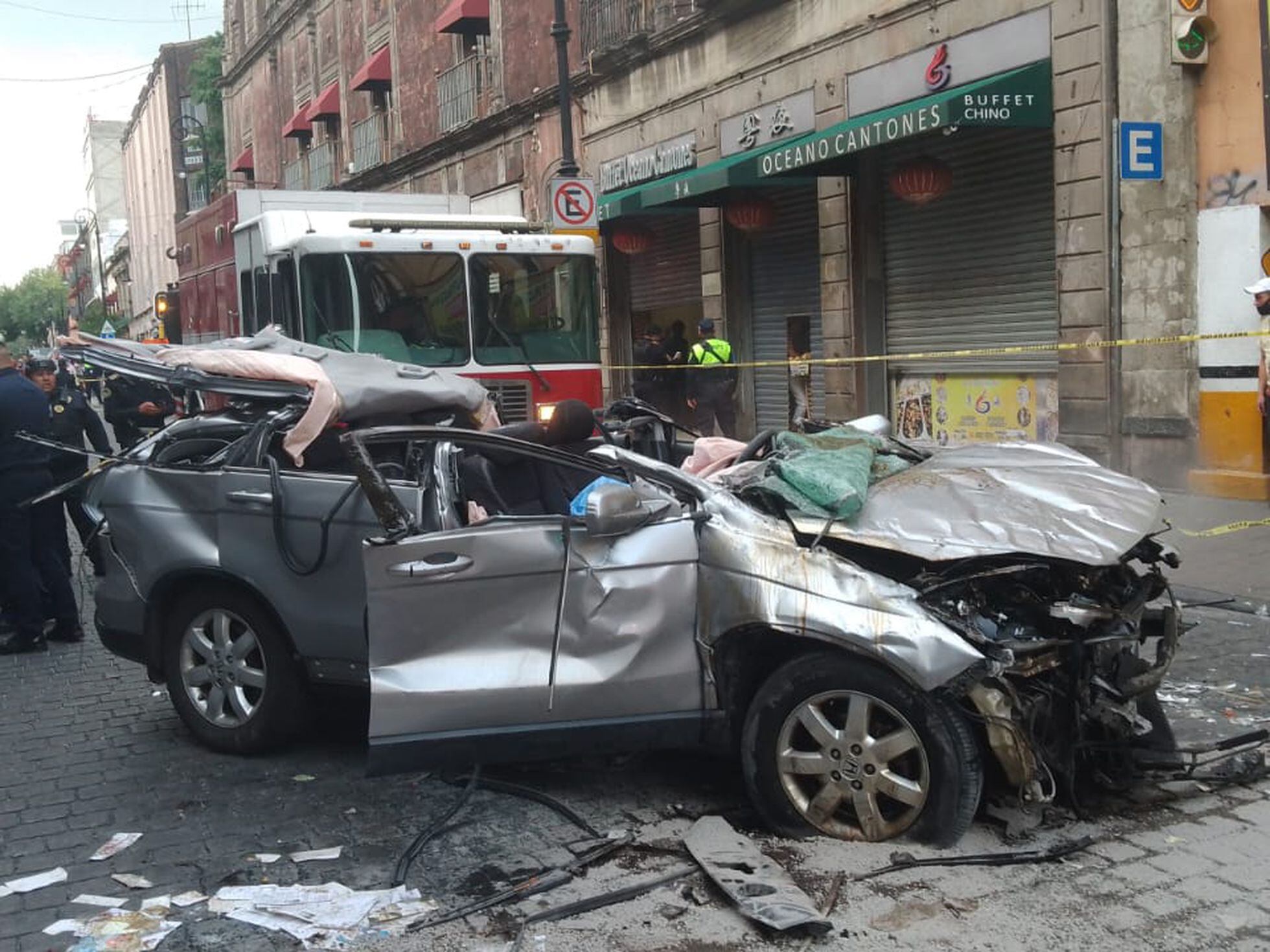 Un vehículo cae desde un segundo piso a una calle del centro de la Ciudad  de México | EL PAÍS México