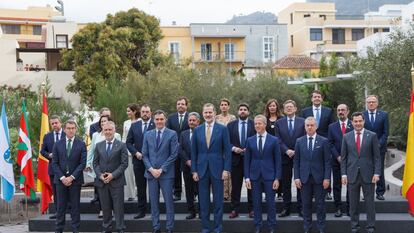 Presidentes autonómicos, junto al Rey y el presidente del Gobierno, en la última Conferencia de Presidentes, celebrada en la isla de La Palma en marzo.