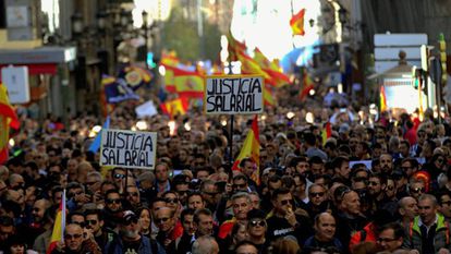 Miles de policías y guardias civiles se manifiestan en el centro de Madrid por la equiparación salarial.