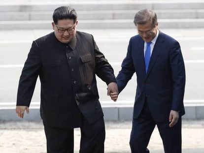 Kim Jong-un y Moon Jae-in durante la histórica cumbre entre las dos Coreas en abril.