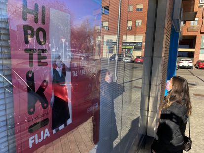 Una mujer observa la publicidad de las hipotecas fijas de una oficina bancaria en Madrid.