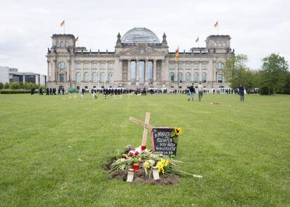 La explanada frente al Parlamento alemán quedó llena de tumbas simbólicas.
