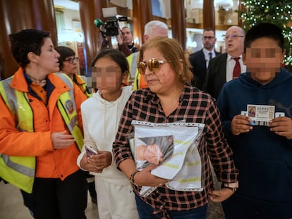 Perla, acompañada de sus dos hijos, tras ganar el Gordo durante el sorteo de Navidad, celebrado en el Teatro Real de Madrid.