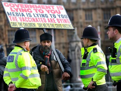 Un antivacunas habla con un grupo de policías el pasado 17 de febrero en Londres, Inglaterra.