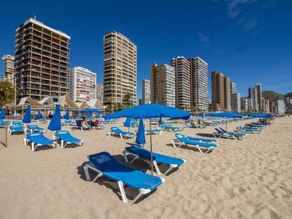 Sombrillas y tumbonas vacías en la playa de Levante de Benidorm, el pasado domingo.