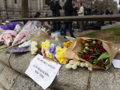 Flores en homenaje a las víctimas del atentado de Londres del 22 de marzo.